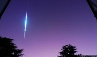 天空出现不明物体